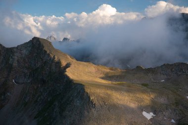 Mukhinskoe bulutlardan dağ sırasını doldurur. Teberda, Rusya