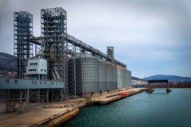 Limanda deniz kenarında tahıl depolama tankları