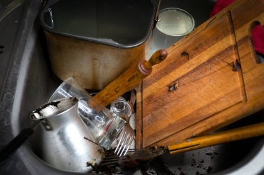 Bir sürü kirli bulaşık ve mutfak lavabosu.