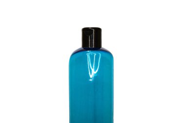 Beyaz arka planda kozmetik ürünleri için mavi plastik şişe