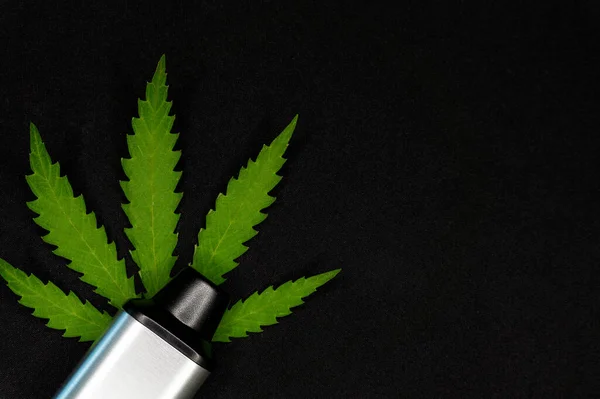 Vaporizador Eletrônico Para Fumar Com Folha Cannabis Fundo Preto Imagens De Bancos De Imagens
