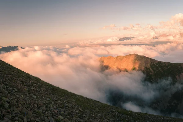 位于特伯达自然保护区穆辛斯基峡谷的山脉顶部 傍晚时分被厚厚的云彩环绕 — 图库照片