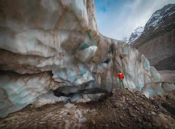 Hombre Está Pie Junto Pared Hielo Del Glaciar Bezengi República — Foto de Stock