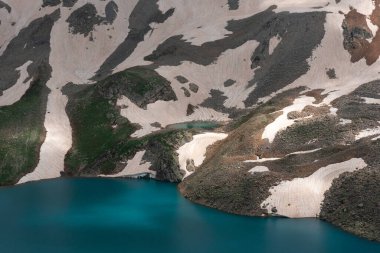 Alp Gölü Murudzhinskoe güzel su ve Teberdinsky doğa koruma alanında buz ve kar kalıntıları ile.