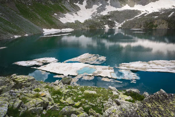 Lago Alpino Murudzhinskoe Com Água Bonita Restos Gelo Neve Reserva — Fotografia de Stock