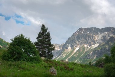 Ullu-Murudzhu Nehri 'nin güzel bir dağ geçidi. Yeşil çayırlar ve Karachay-Céess Cumhuriyeti' nde dağ zirveleri var.