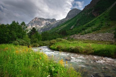 Ullu-Murudzhu Nehri 'nin güzel bir dağ geçidi. Yeşil çayırlar ve Karachay-Céess Cumhuriyeti' nde dağ zirveleri var.