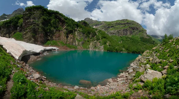 Dombai Bir Çığ Kalıntısı Olan Turie Dağı — Stok fotoğraf