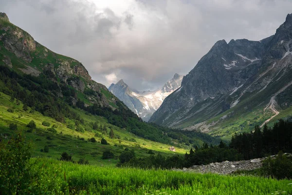 Hermoso Desfiladero Alpino Del Río Ullu Murudzhu Con Prados Verdes —  Fotos de Stock
