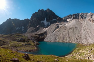 Teberda Doğa Rezervi 'nde dağ zirvesi olan yüksek dağ Markinskoe Gölü