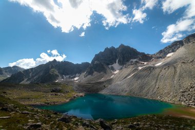 Teberda Doğa Rezervi 'nde dağ zirvesi olan yüksek dağ Markinskoe Gölü