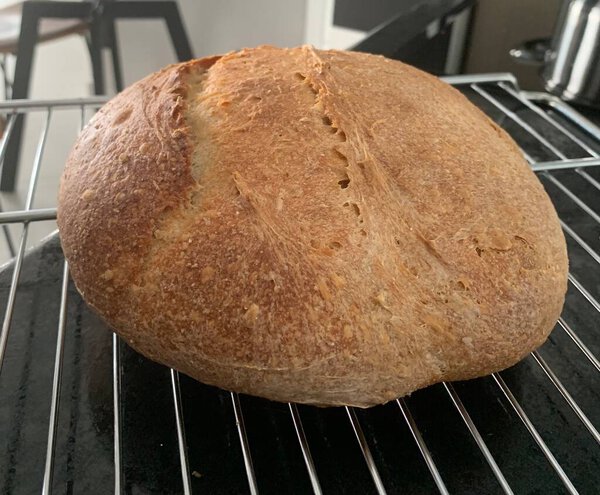 ручной хлеб из теста на гриле вид сбоку