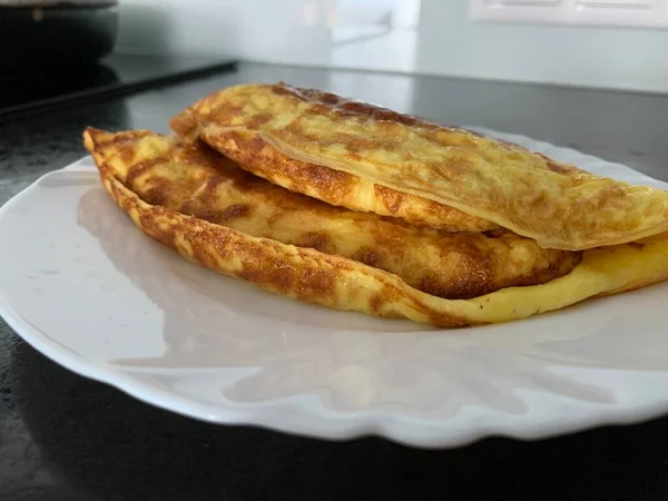 Omelet White Plate Side View — Stockfoto