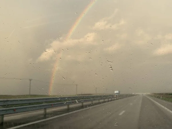 Route Avec Une Vue Arc Ciel Travers Verre Après Pluie — Photo