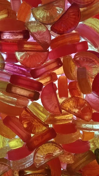 Bonbons sucrés colorés en vrac contre la lumière — Photo