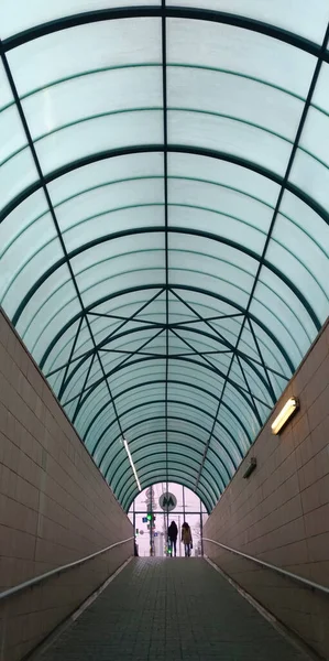 Homme et femme dans un tunnel avec un toit en verre — Photo