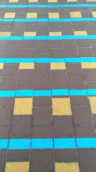 Carreaux de trottoir avec un motif, couvrant la zone piétonne — Photo