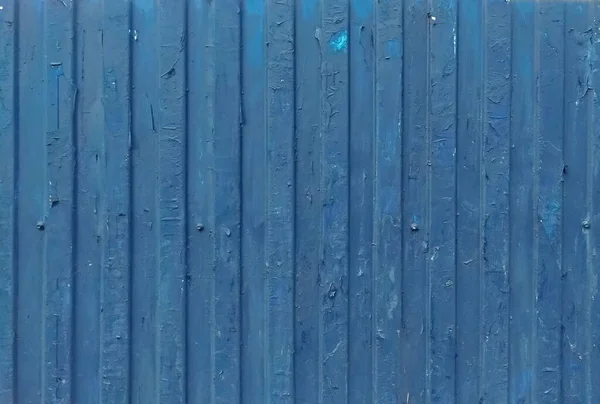 Ett gammalt blått staket med spår av klistrade annonser — Stockfoto
