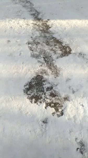 Asfalt yolu, yol kısmen kardan temizlendi — Stok fotoğraf