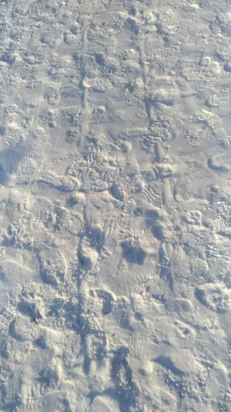 La texture de la couverture de neige en hiver avec des traces — Photo