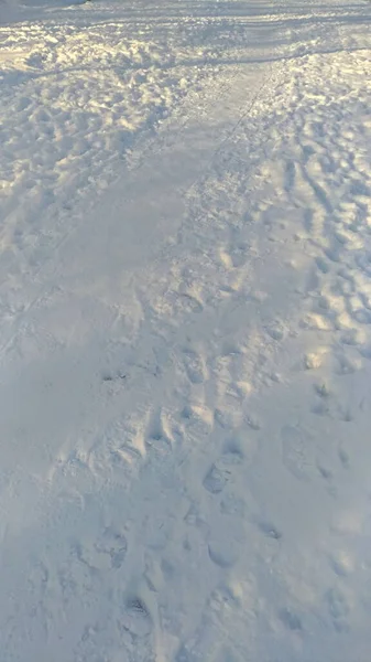Die Textur der Schneedecke im Winter mit Spuren — Stockfoto