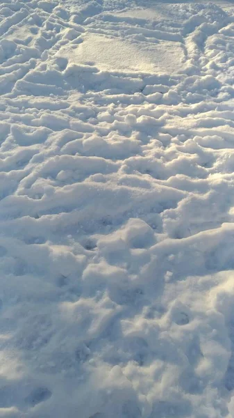 La texture de la couverture de neige en hiver avec des traces — Photo