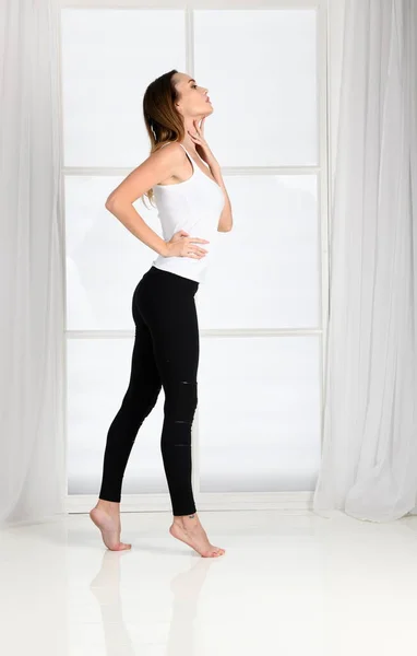 Žena se angažuje ve fitness bos stojící na nohou — Stock fotografie