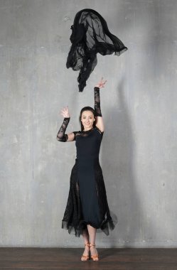 Duvarda bir kumaşla dans eden kadın.