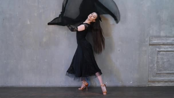 Tančící žena, pomalý pohyb, s látkou opřenou o zeď. Taneční sál s vysokým zvedáním nohou. — Stock video
