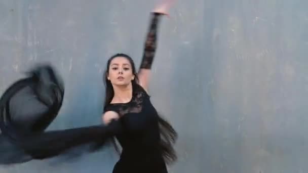 Kvinnlig dansare i rörelse med en trasa mot väggen. Balsalsdans. — Stockvideo