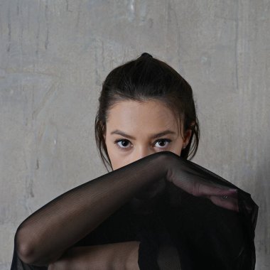 Kadın dansçı portresi hareket halinde, duvarda bir bez parçasıyla.