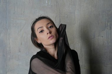 Kadın dansçı portresi hareket halinde, duvarda bir bez parçasıyla.