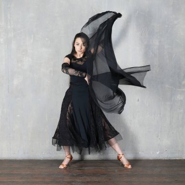 Kumaş parçasıyla hareket eden kadın dansçı