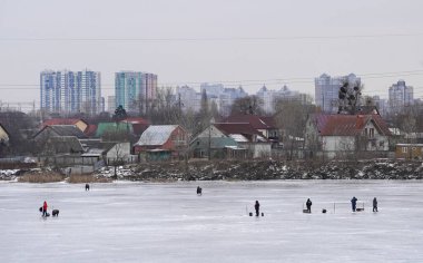 Buzdaki insanlar - donmuş nehirde kış balıkçılığı
