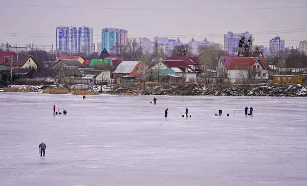 Άνθρωποι στον πάγο - χειμερινή αλιεία στο παγωμένο ποτάμι — Φωτογραφία Αρχείου