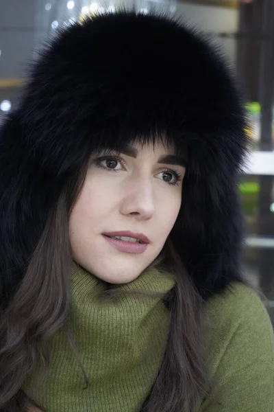 Retrato de mulher de estilo casual em chapéu de pele de inverno close-up, rosto e mãos em fundo brilhante — Fotografia de Stock