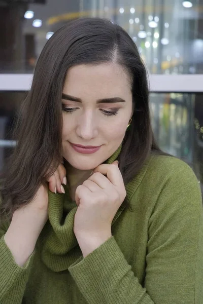 Retrato de uma mulher em roupas de inverno diárias em um lugar público — Fotografia de Stock