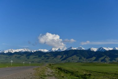 Bulutlu ve yolu olan dağ manzarası, Kazakistan, Almaty bölgesi