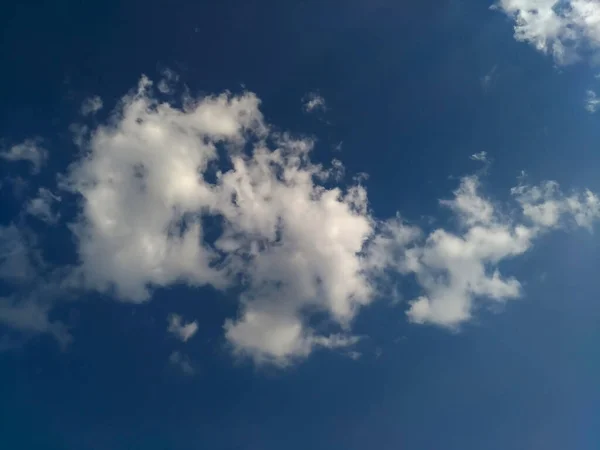 Nuages blancs dans le panorama du ciel bleu — Photo