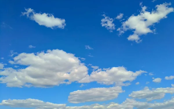 Vita moln i den blå himlen panorama — Stockfoto