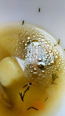 Çorbanın yüzeyine yansımalı yağ damlaları, makro..