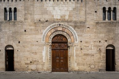 Eski ahşap bir ortaçağ kapısı ve taş bir duvarda güzel süsler.