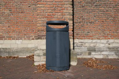 Çöp tenekesi çöp tenekesi. Dışarıdaki çöp tenekesi. Yıpranmış arka planda fotokopi alanı ile birlikte.