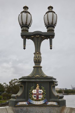 Melbourne, Avustralya 'daki Princes Köprüsü' nün korkuluklarının tepesine Victoria dönemi lamba direkleri yerleştirin..