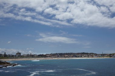 Sidney, Avustralya 'daki Bondi plajında dinlenen insanlar. Bondi plajı dünyanın en ünlü plajlarından biridir..