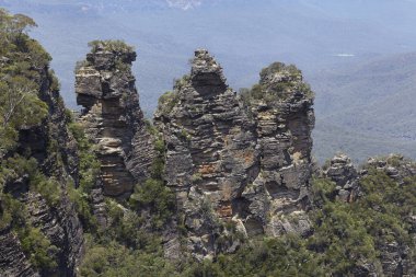 Avustralya, Yeni Güney Galler 'deki Blue Mountains Ulusal Parkı' nda üç kız kardeş kaya oluşumu..