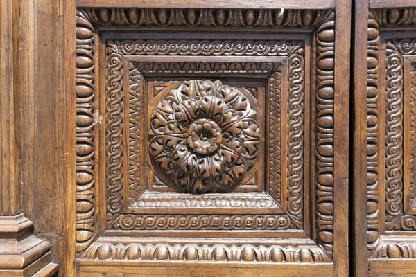 Velha Porta Madeira Ornamentada Com Belas Esculturas Itália Fotografia De Stock