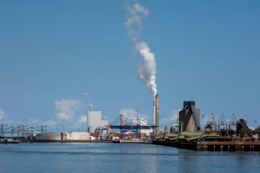 Hollanda Rotterdam 'da büyük vinçler ve konteynırlarla liman.