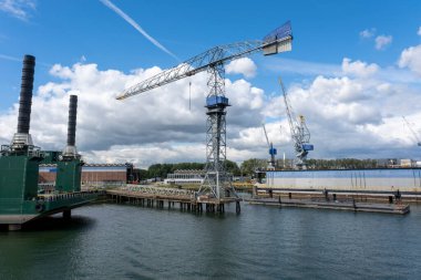 Rotterdam limanında yüzen boş tersane..