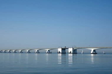Zeelandbrug (Zeeland Köprüsü) Hollanda 'nın Zeeland eyaletinde yer almaktadır..